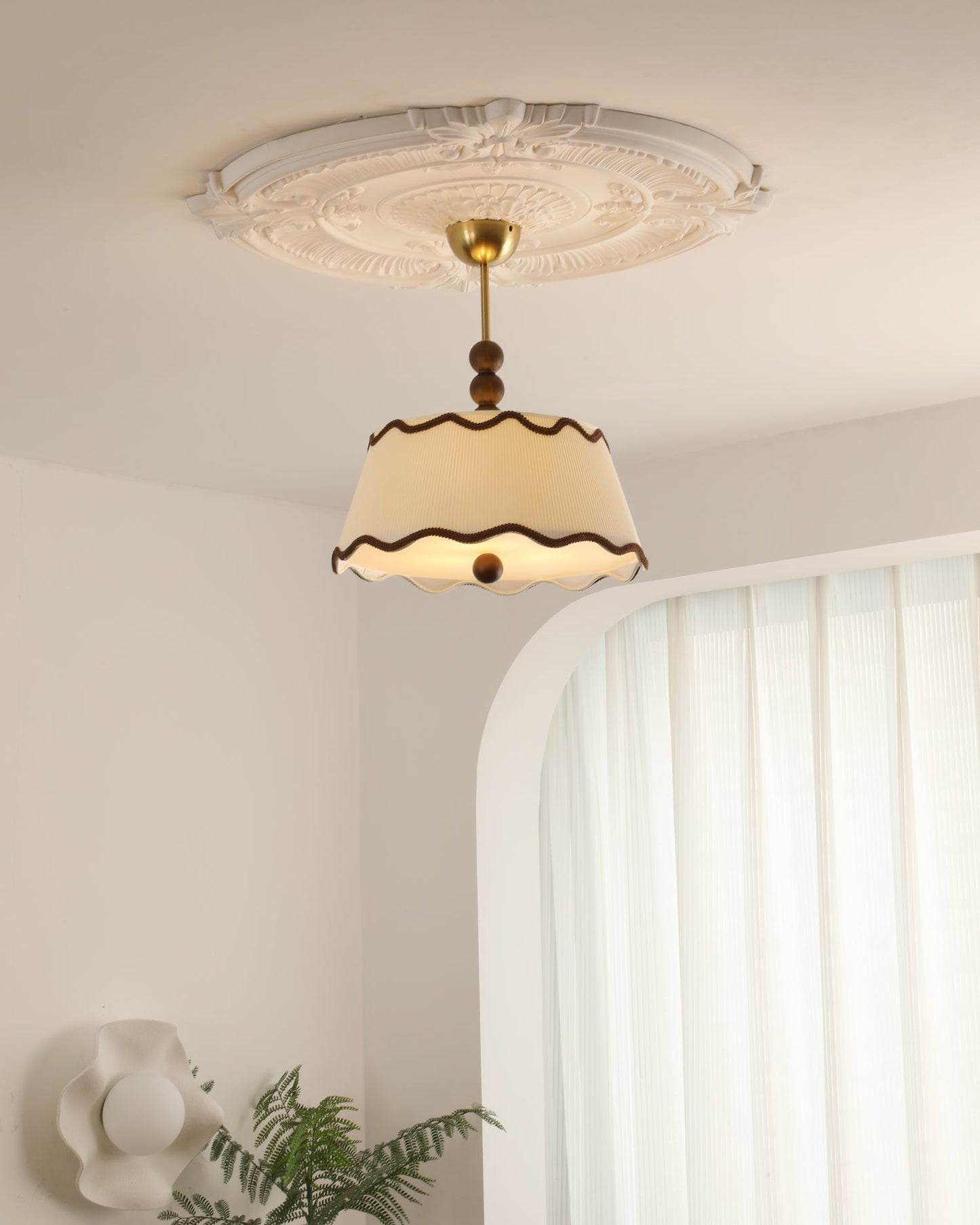 Plafondlamp met Geplooide Kap en Houten Kralen – Vintage Cottage Stijl voor Warm Sfeervol Licht