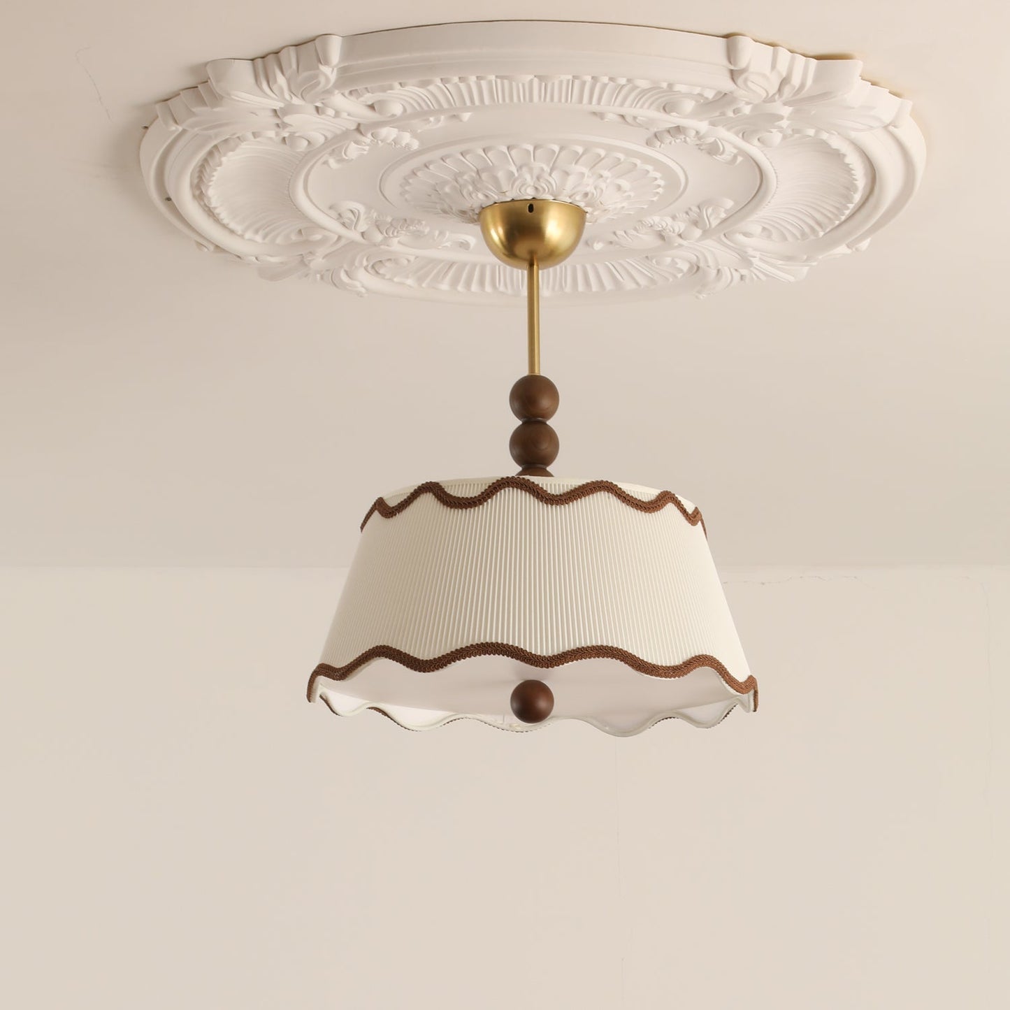 Plafondlamp met Geplooide Kap en Houten Kralen – Vintage Cottage Stijl voor Warm Sfeervol Licht