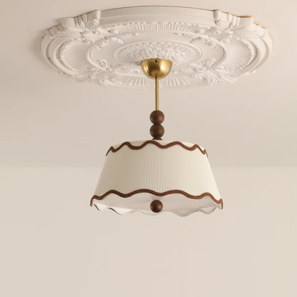 Plafondlamp met Geplooide Kap en Houten Kralen – Vintage Cottage Stijl voor Warm Sfeervol Licht
