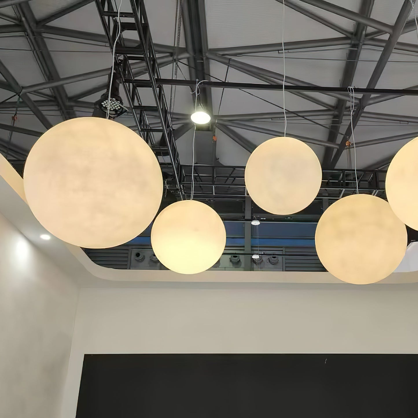 Maan Hanglamp – Realistische Textuur – 8 Maten Beschikbaar – Romantische Maanbol voor Slaapkamer Eetkamer Kinderkamer – Dimbaar Warm Licht – Schuine Plafondadapter Inbegrepen