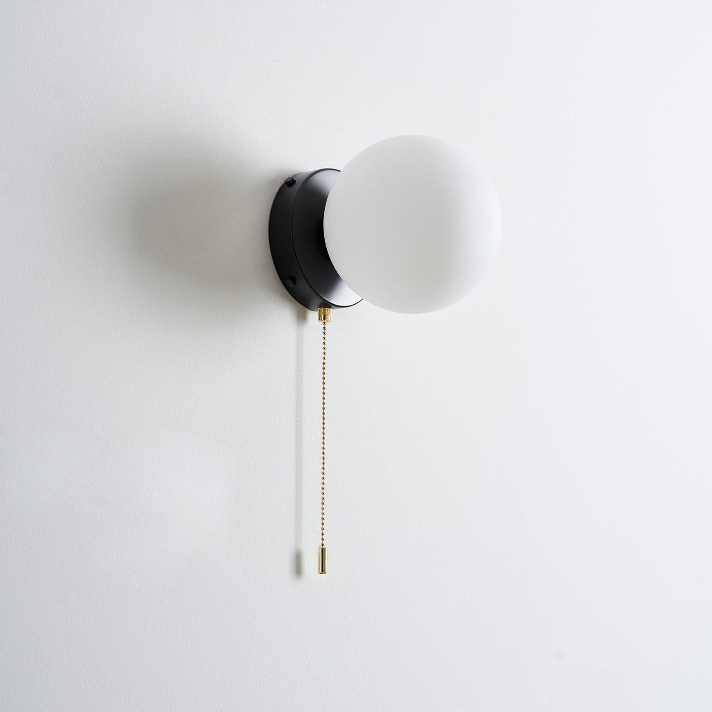 Glazen Wandlamp Scandinavisch Design met Ronde Bolkap Wit Glas G9 Fitting Compact & Modern Sfeervol voor Slaapkamer Hal