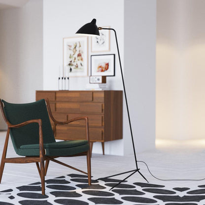Industriële Vloerlamp Zwart Mat met Messing Accenten — Verstelbare Spot op Tripod Basis — E26/E27 fitting tot 40W — Scandinavisch Design voor Woonkamer & Leeshoek