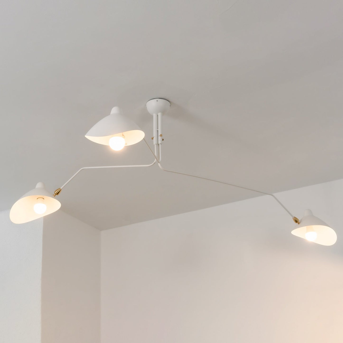 Verstelbare Spinlamp Multi-Arm Plafondlamp Industriële Design Messing Details Zwart Wit Scandinavisch Modern