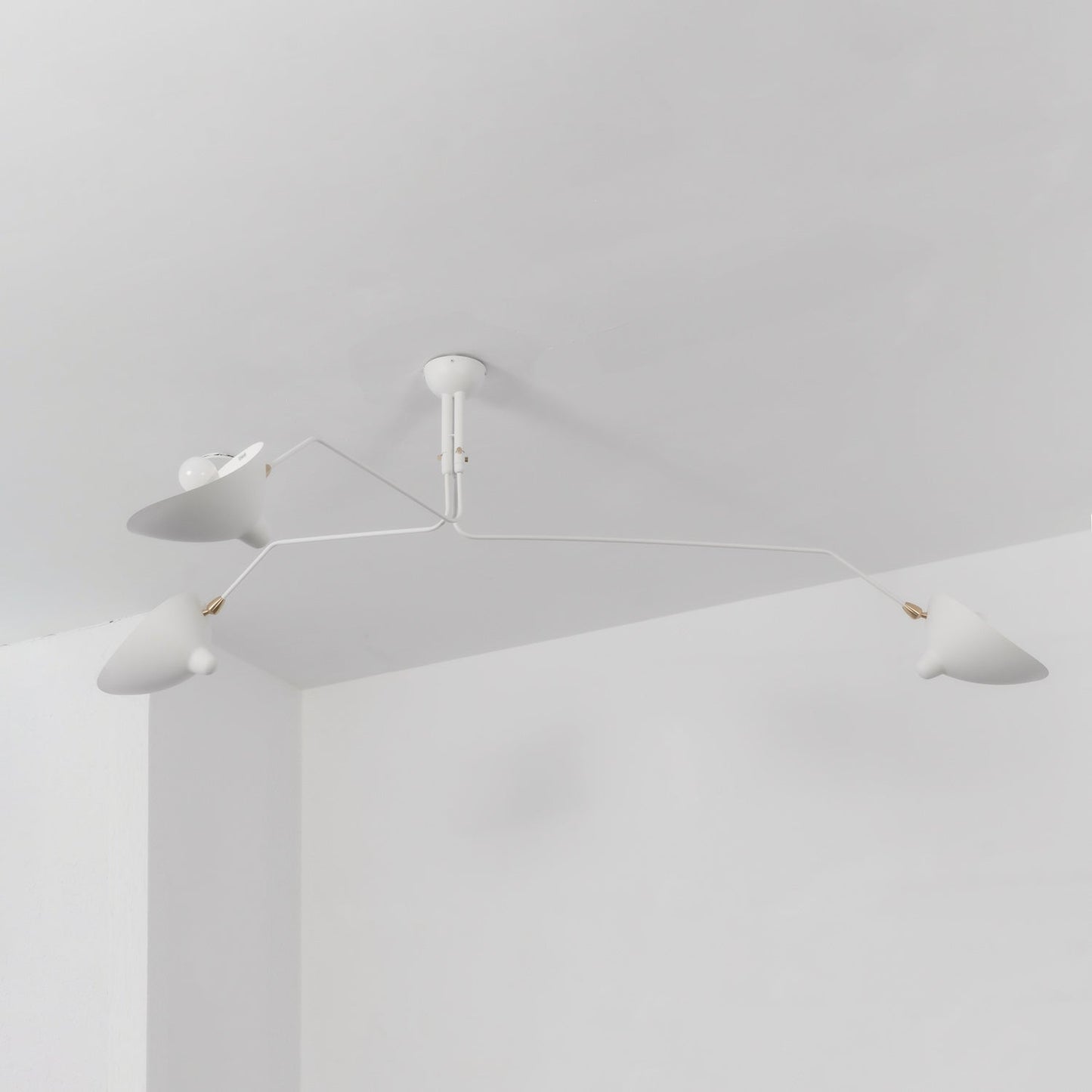 Verstelbare Spinlamp Multi-Arm Plafondlamp Industriële Design Messing Details Zwart Wit Scandinavisch Modern