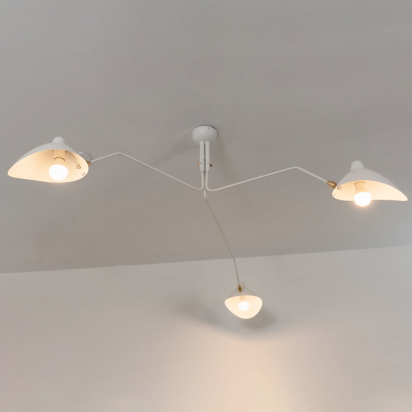 Verstelbare Spinlamp Multi-Arm Plafondlamp Industriële Design Messing Details Zwart Wit Scandinavisch Modern