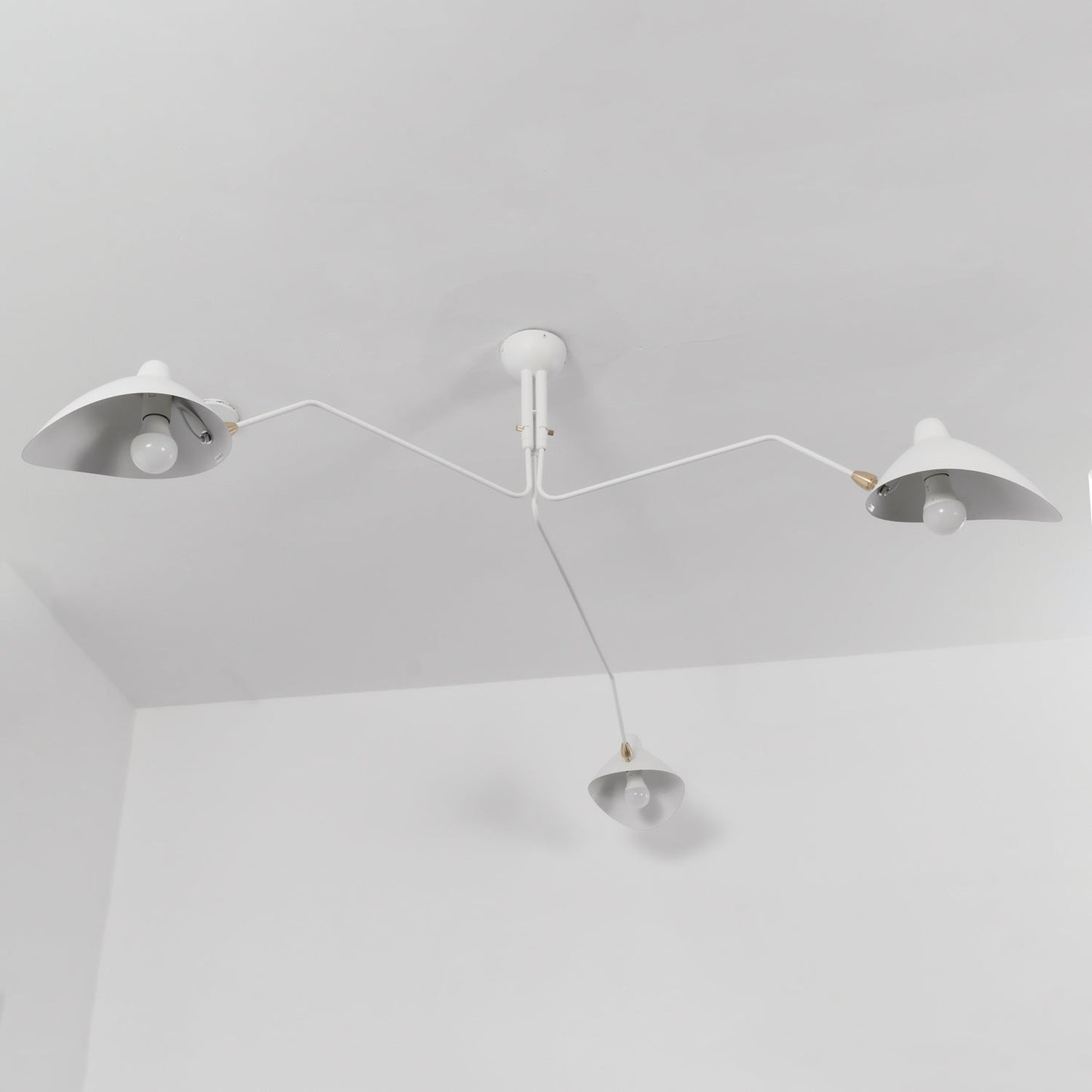 Verstelbare Spinlamp Multi-Arm Plafondlamp Industriële Design Messing Details Zwart Wit Scandinavisch Modern