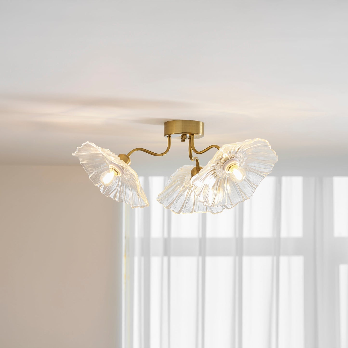 Glazen Plafondlamp met Bladmotief – 3, 5 of 6 Lichtpunten – Gouden Armatuur met Helder of Roze Matglas