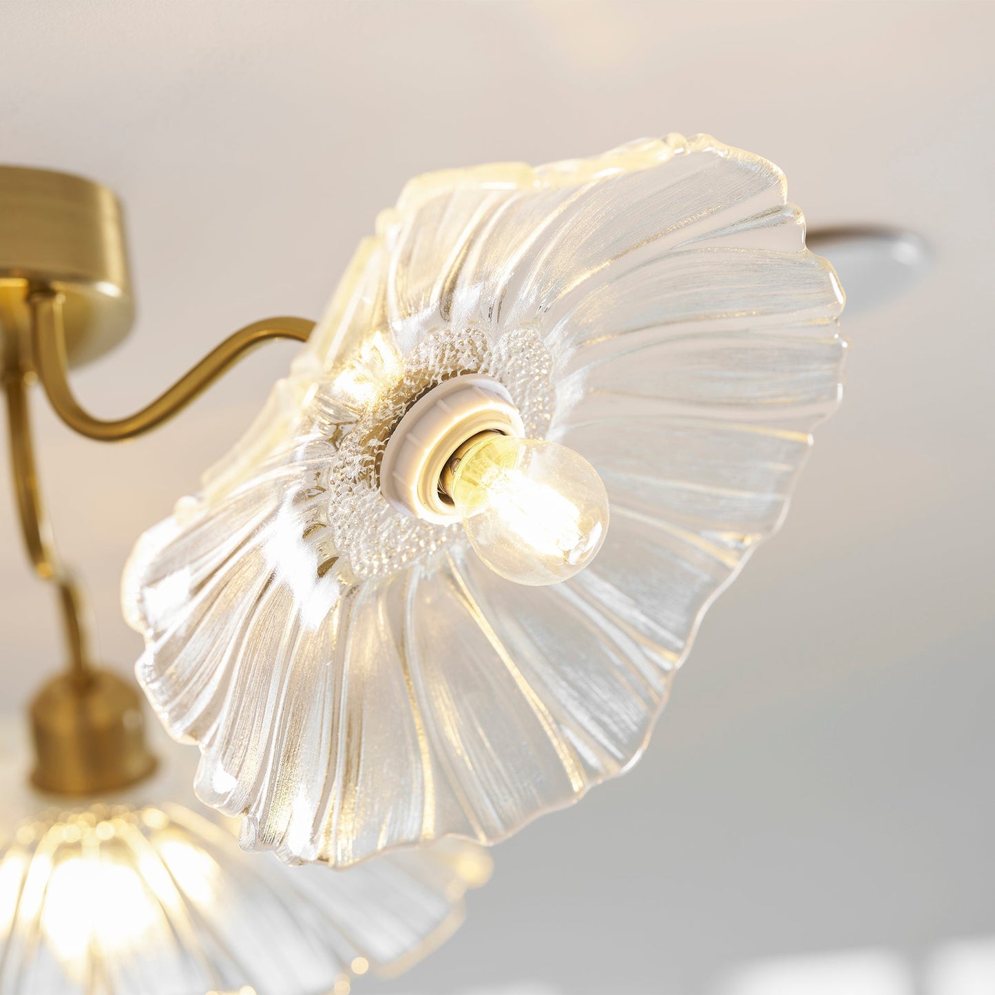 Glazen Plafondlamp met Bladmotief – 3, 5 of 6 Lichtpunten – Gouden Armatuur met Helder of Roze Matglas