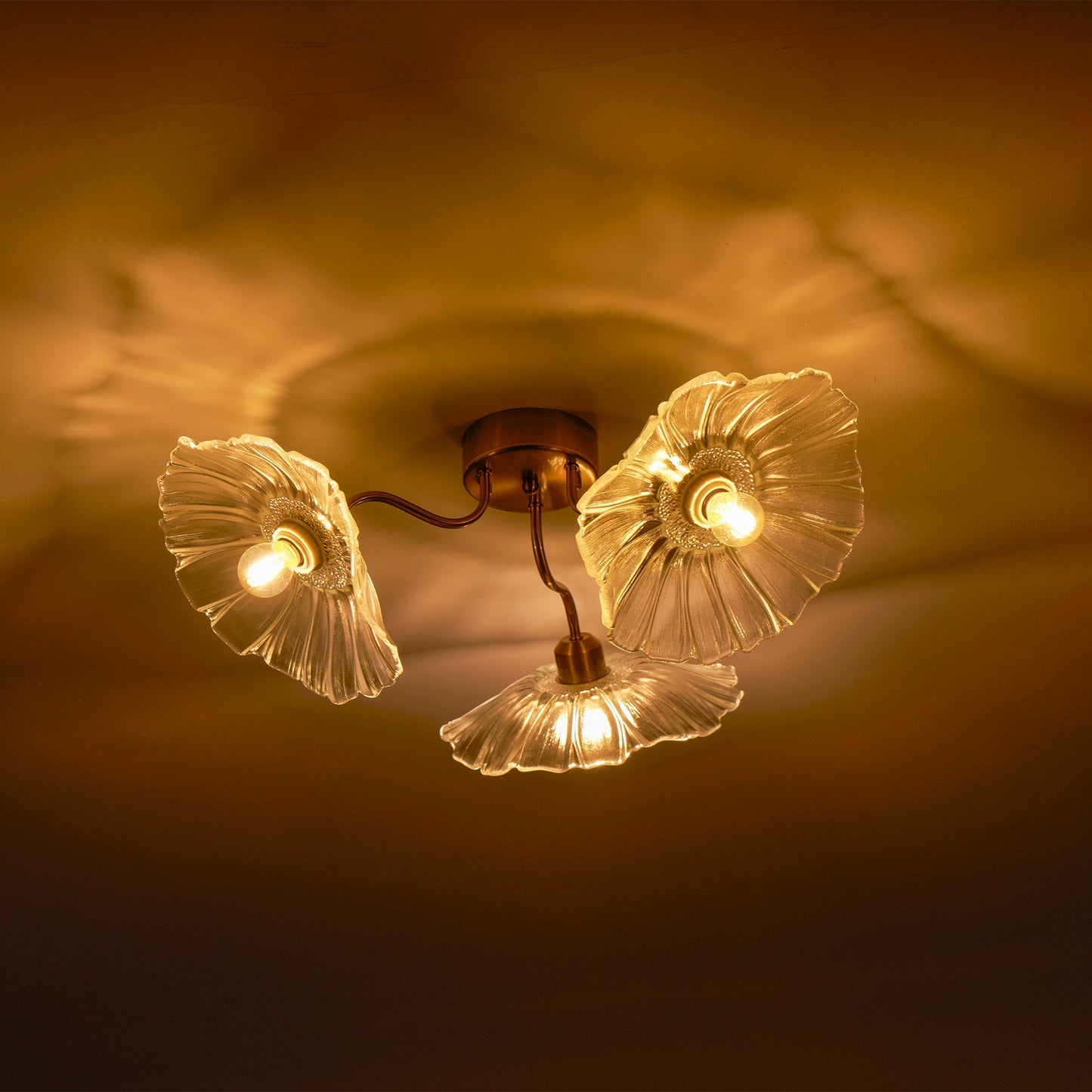 Glazen Plafondlamp met Bladmotief – 3, 5 of 6 Lichtpunten – Gouden Armatuur met Helder of Roze Matglas