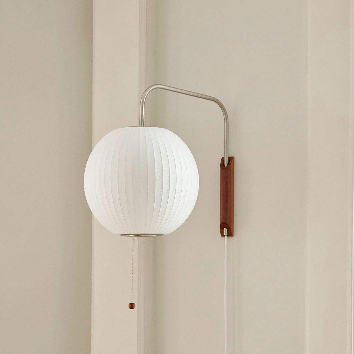 Wandlamp met Scharnierende Kap - Plug-In - Verstelbare Lichtrichting - Scandinavisch Design - Walnoot Accent