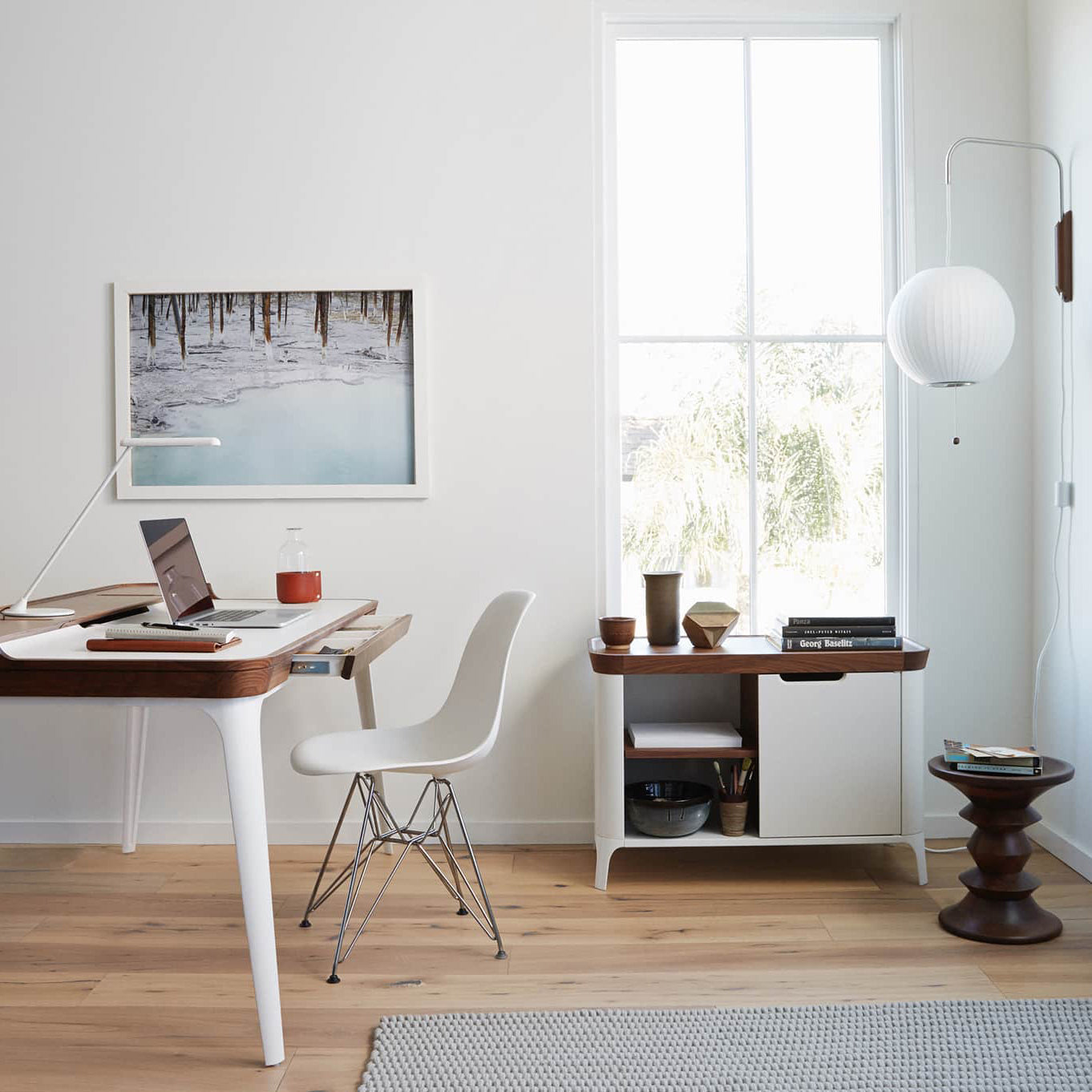 Wandlamp met Scharnierende Kap - Plug-In - Verstelbare Lichtrichting - Scandinavisch Design - Walnoot Accent