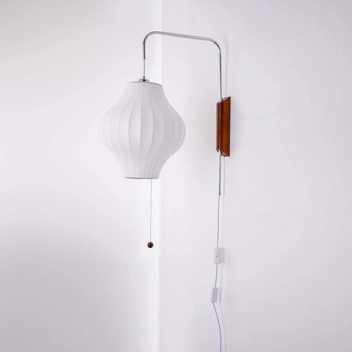 Wandlamp met Scharnierende Kap - Plug-In - Verstelbare Lichtrichting - Scandinavisch Design - Walnoot Accent