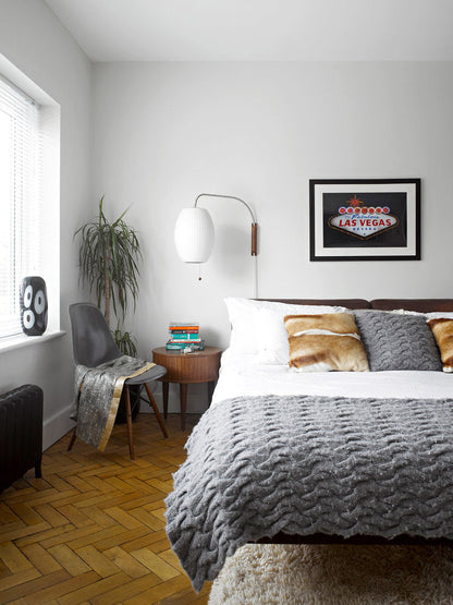 Wandlamp met Scharnierende Kap - Plug-In - Verstelbare Lichtrichting - Scandinavisch Design - Walnoot Accent