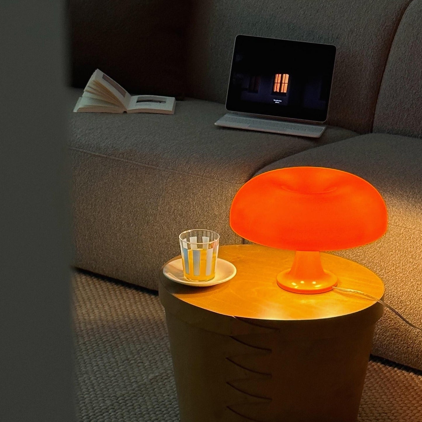 Paddenstoelvormige Tafellamp met 4 Lichtbronnen en Gedimde Retro Sfeer