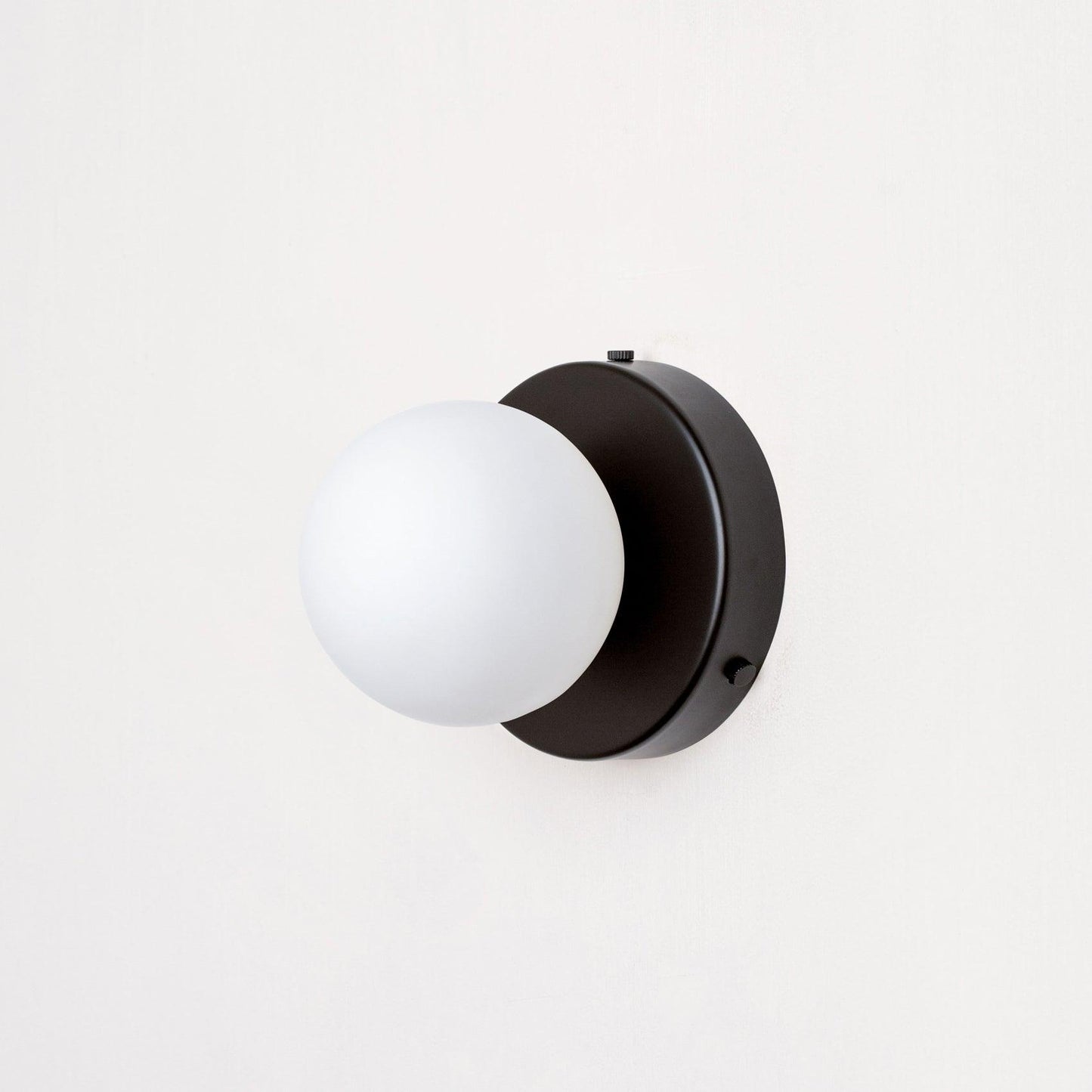 Nuvol Wandlamp — Metalen Wandspot met Glazen Bol ø12cm — Compacte Wandverlichting in 5 Kleuren