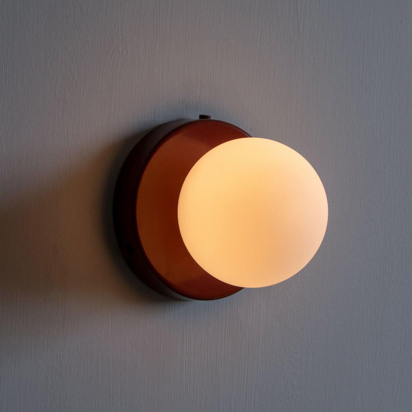 Nuvol Wandlamp — Metalen Wandspot met Glazen Bol ø12cm — Compacte Wandverlichting in 5 Kleuren