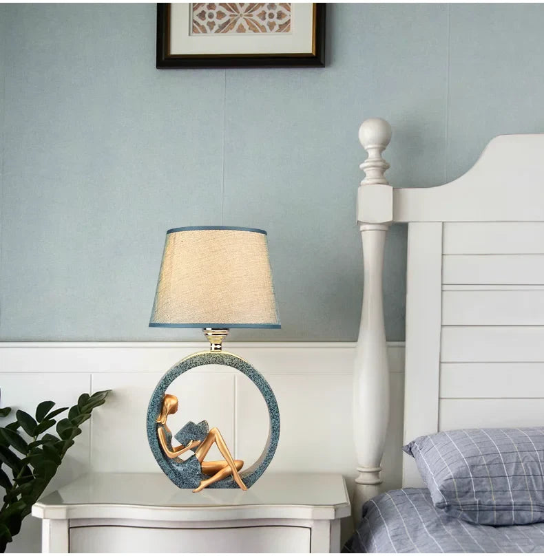 Leeslamp met Sculptuur Lezend Meisje – Tafellamp Hars & Stof Blauw – Sfeerverlichting Slaapkamer Bureau Leeshoek