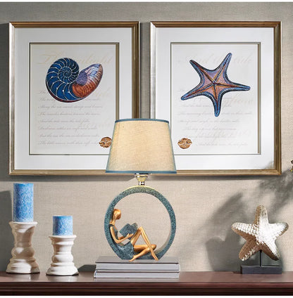 Leeslamp met Sculptuur Lezend Meisje – Tafellamp Hars & Stof Blauw – Sfeerverlichting Slaapkamer Bureau Leeshoek
