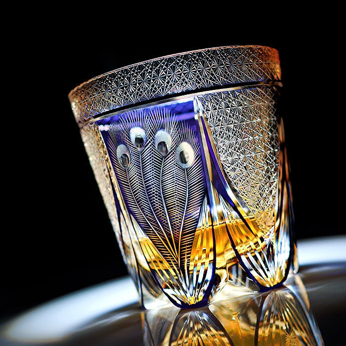 Handgeslepen Glazen Whiskyglas met Edel Pauwmotief – Incl. Houten Giftbox