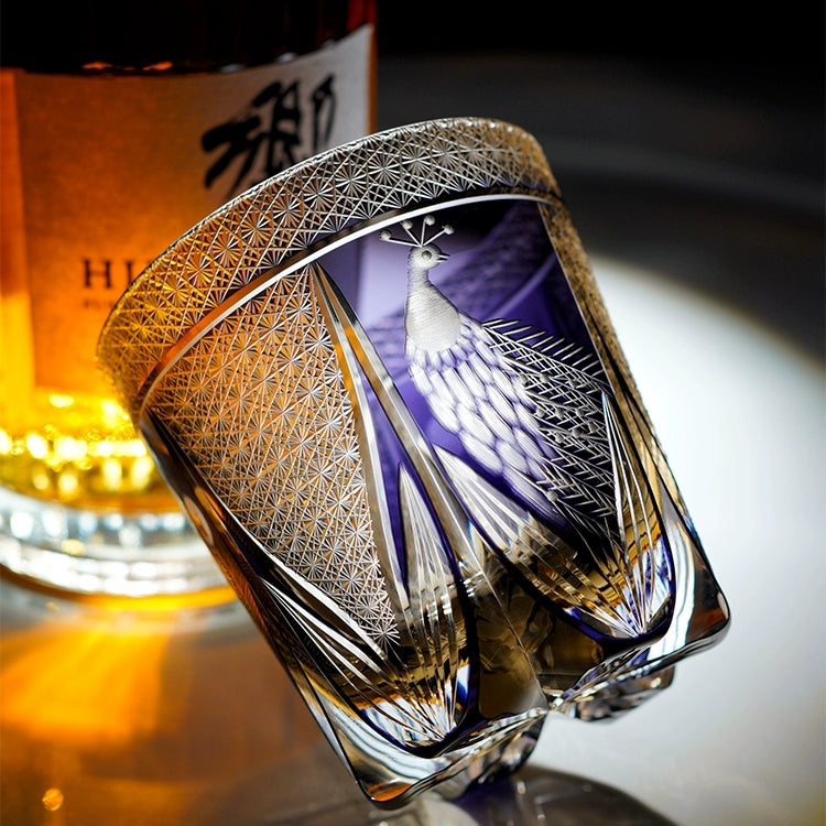 Handgeslepen Glazen Whiskyglas met Edel Pauwmotief – Incl. Houten Giftbox