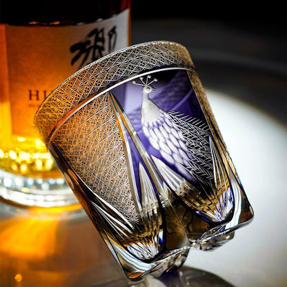 Handgeslepen Glazen Whiskyglas met Edel Pauwmotief – Incl. Houten Giftbox