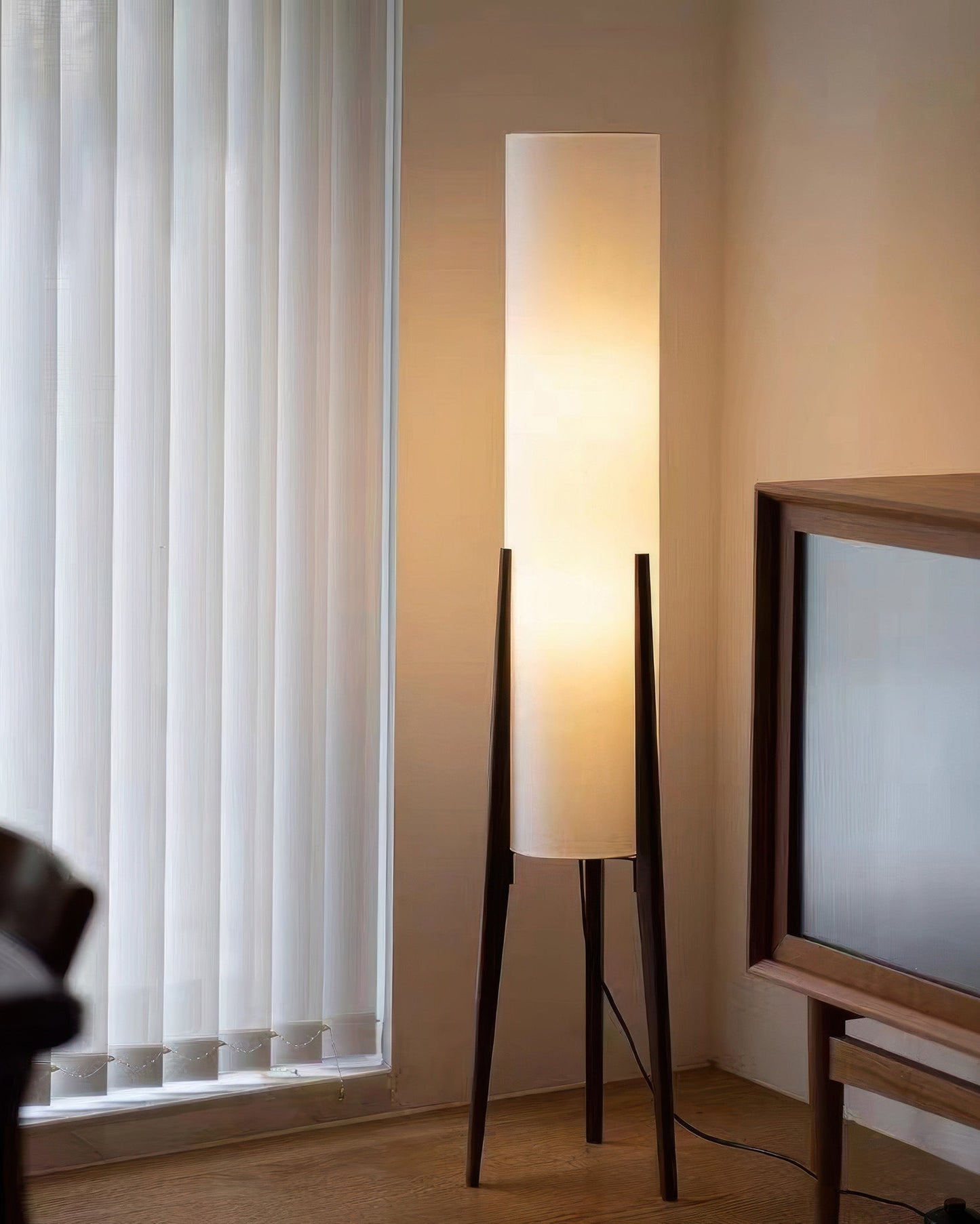 Scandinavische vloerlamp van walnoothout met stoffen kap en warm licht voor stijlvolle interieurs