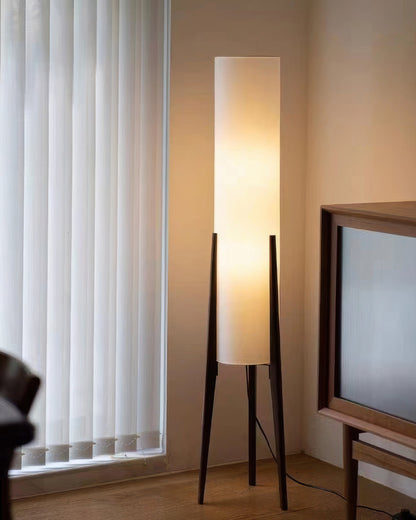 Scandinavische vloerlamp van walnoothout met stoffen kap en warm licht voor stijlvolle interieurs