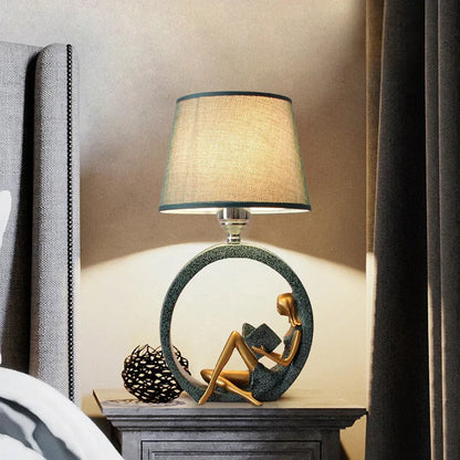 Leeslamp met Sculptuur Lezend Meisje – Tafellamp Hars & Stof Blauw – Sfeerverlichting Slaapkamer Bureau Leeshoek