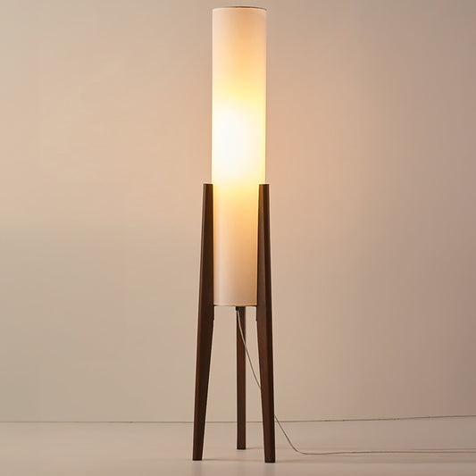 Scandinavische vloerlamp van walnoothout met stoffen kap en warm licht voor stijlvolle interieurs