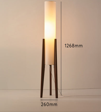 Scandinavische vloerlamp van walnoothout met stoffen kap en warm licht voor stijlvolle interieurs