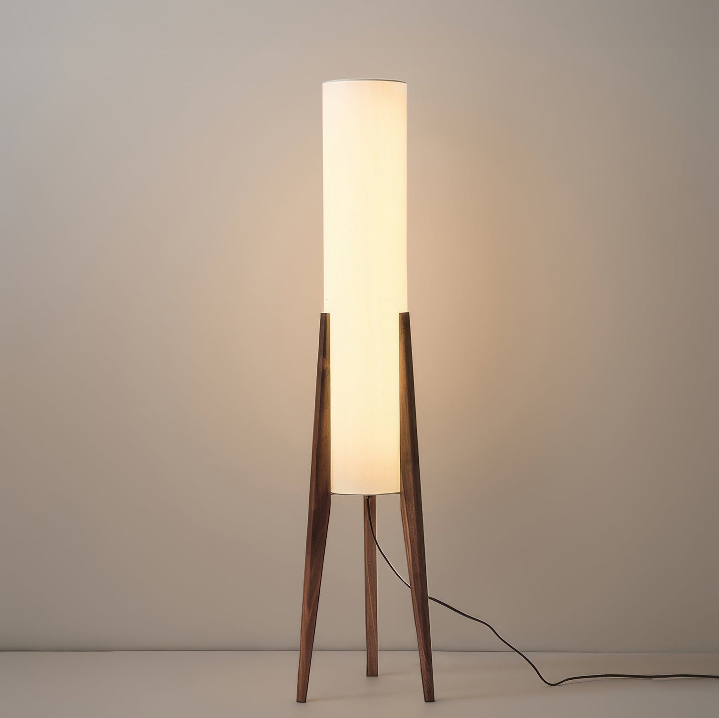 Scandinavische vloerlamp van walnoothout met stoffen kap en warm licht voor stijlvolle interieurs