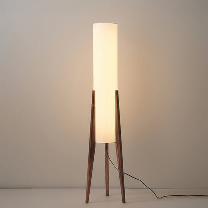 Scandinavische vloerlamp van walnoothout met stoffen kap en warm licht voor stijlvolle interieurs