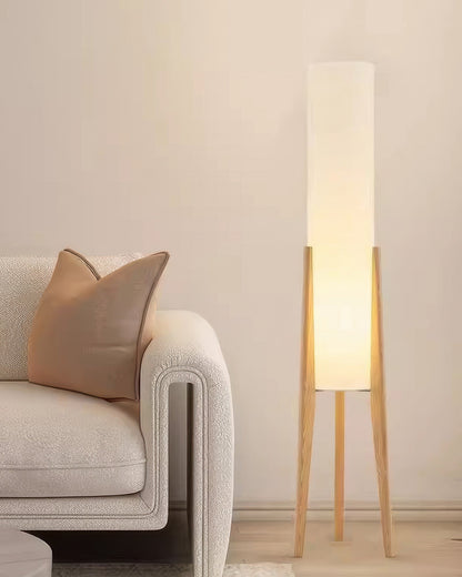 Scandinavische vloerlamp van walnoothout met stoffen kap en warm licht voor stijlvolle interieurs