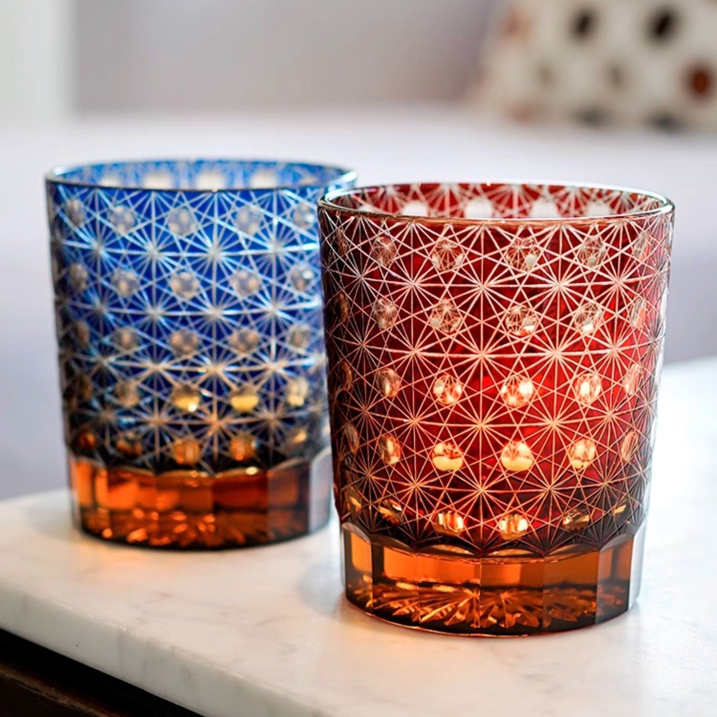Handgeslepen Whiskeyglazen met Ster en Chrysant Patroon – Blauw Amber & Rood Amber – Inclusief Houten Doos