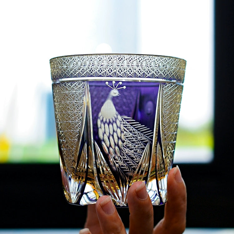 Handgeslepen Glazen Whiskyglas met Edel Pauwmotief – Incl. Houten Giftbox