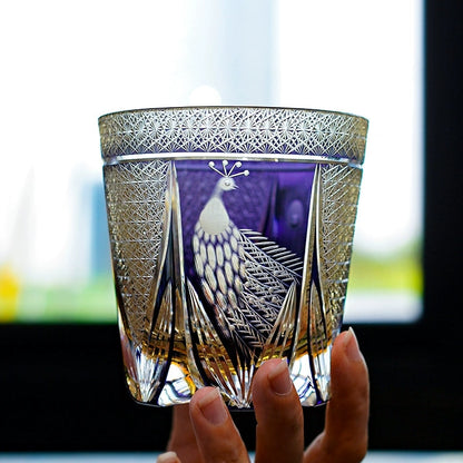 Handgeslepen Glazen Whiskyglas met Edel Pauwmotief – Incl. Houten Giftbox