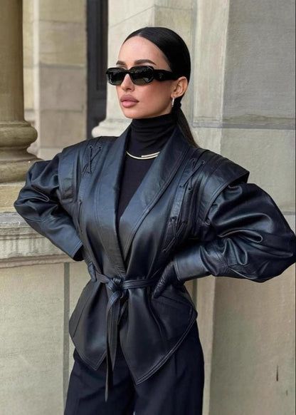 Dames Blazer Leren Look Zwart met Riem en Schouderdetails - StudioMarella