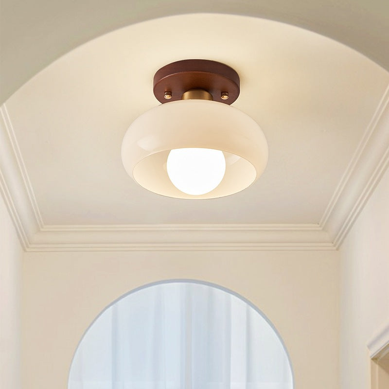 Bauhaus Plafondlamp Rond met Opaal Glas en Houtdetail – Scandinavisch Design met Warme Sfeerverlichting