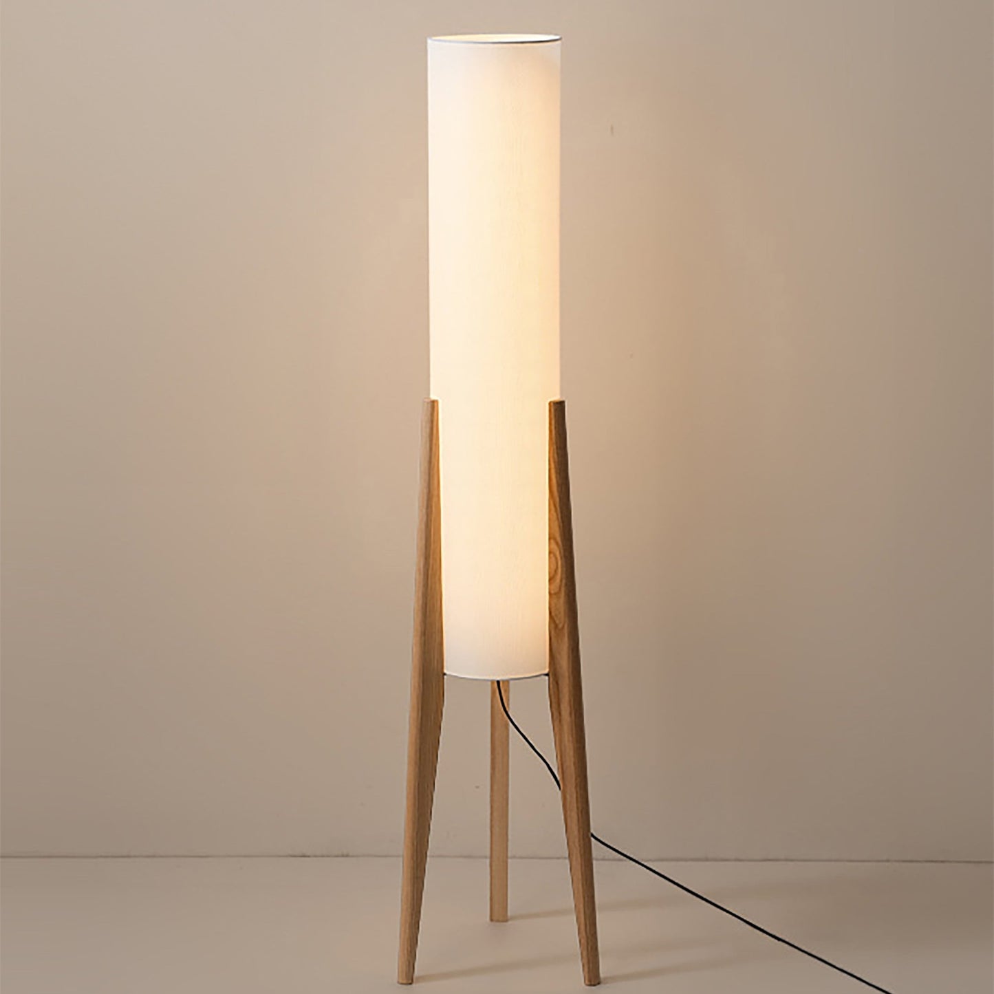 Scandinavische vloerlamp van walnoothout met stoffen kap en warm licht voor stijlvolle interieurs