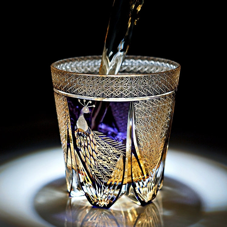 Handgeslepen Glazen Whiskyglas met Edel Pauwmotief – Incl. Houten Giftbox