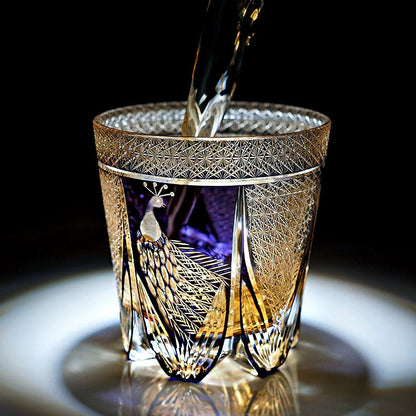 Handgeslepen Glazen Whiskyglas met Edel Pauwmotief – Incl. Houten Giftbox