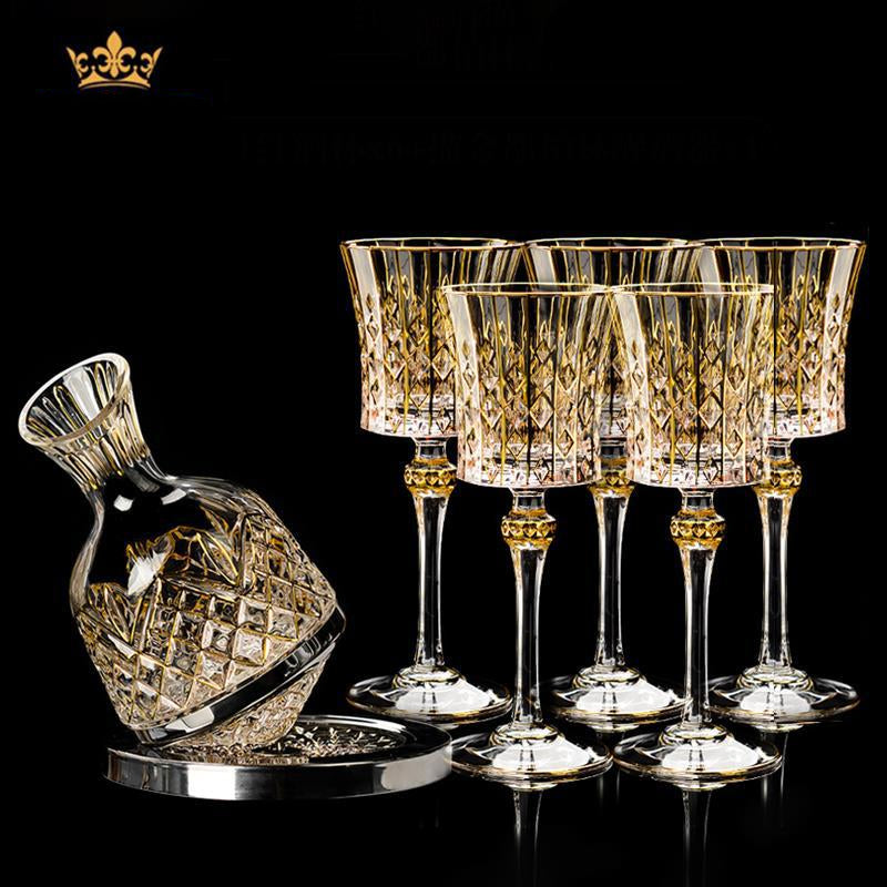 Kristallen Wijnglazen met Karaf & Gouden Wijnrank — Elegante Set in Lederen Koffer