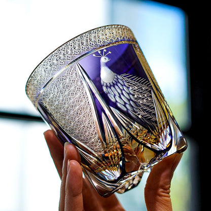 Handgeslepen Glazen Whiskyglas met Edel Pauwmotief – Incl. Houten Giftbox