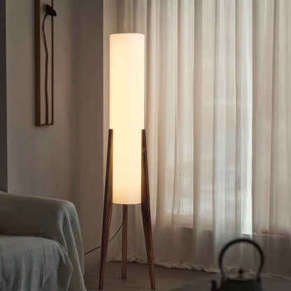 Scandinavische vloerlamp van walnoothout met stoffen kap en warm licht voor stijlvolle interieurs