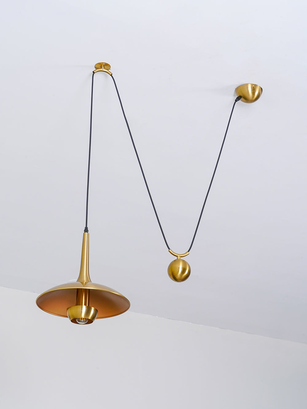 Verstelbare Hanglamp Onos – Hoogte-instelbaar met Tegengewichtbal – Chroom of Goud Metaal – Vintage 1970s Design – Retro Pendelverlichting voor Eettafel en Keukeneiland