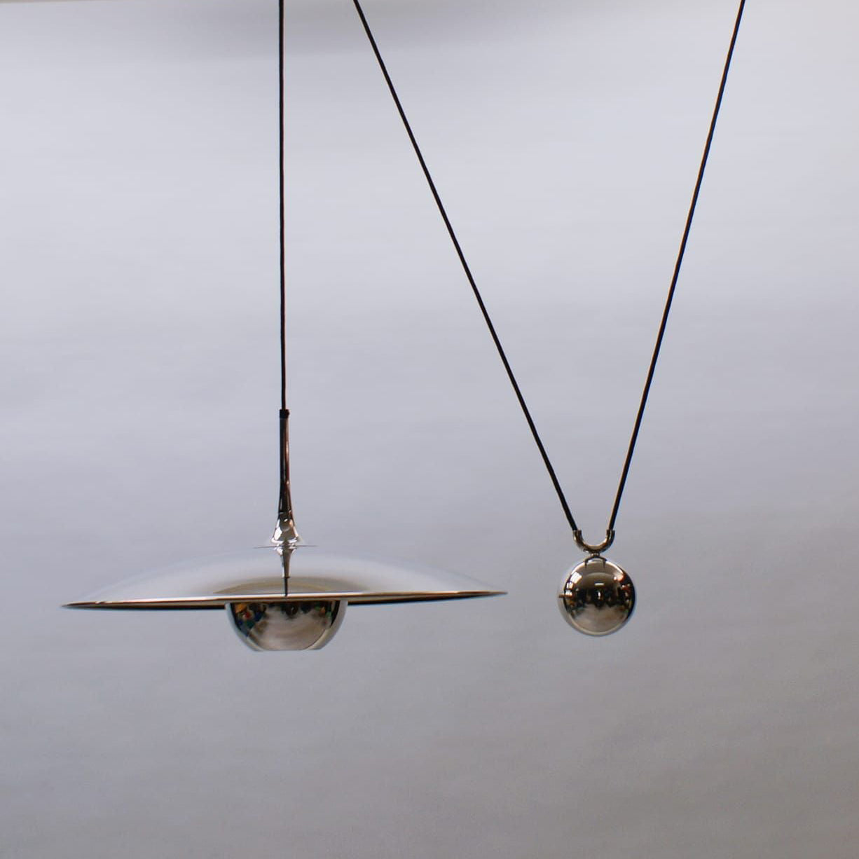 Verstelbare Hanglamp Onos – Hoogte-instelbaar met Tegengewichtbal – Chroom of Goud Metaal – Vintage 1970s Design – Retro Pendelverlichting voor Eettafel en Keukeneiland