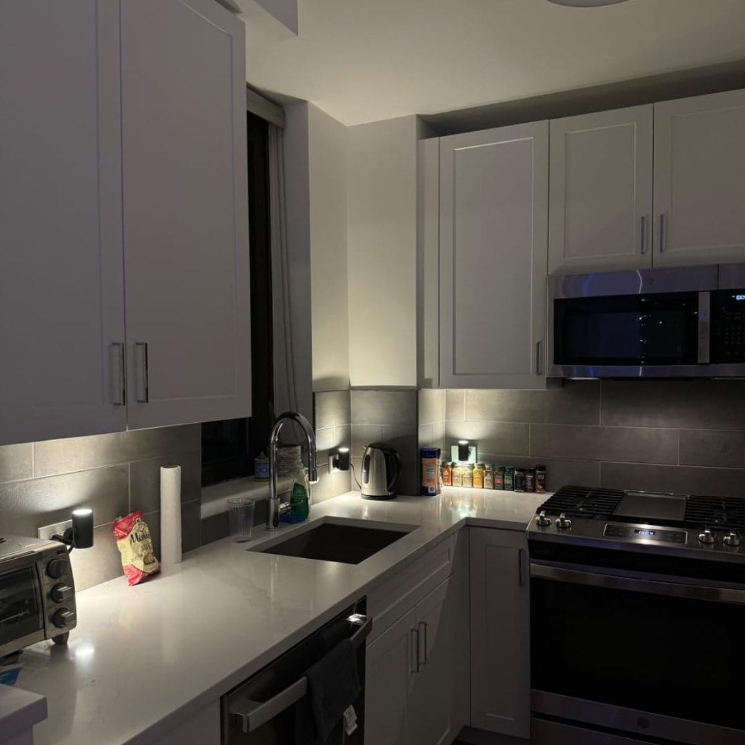 Minimalistische led wandlamp met lichtsensor en automatische dag-nachtfunctie voor moderne interieurs
