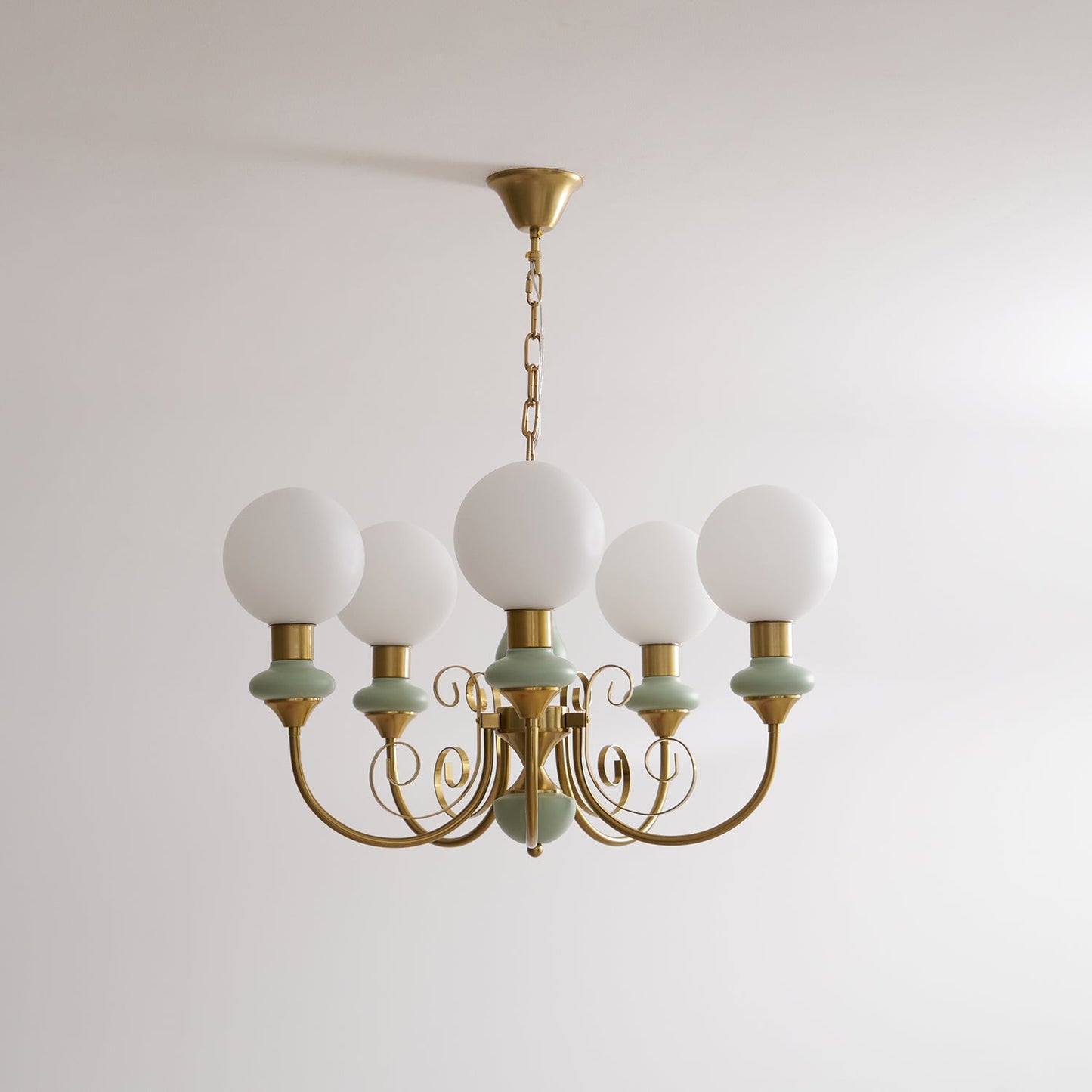 Kroonluchter met Groene Glazen Kappen en Gouden of Zwarte Afwerking – Luxe Hanglamp in 3, 5 of 8 Lichtpunten