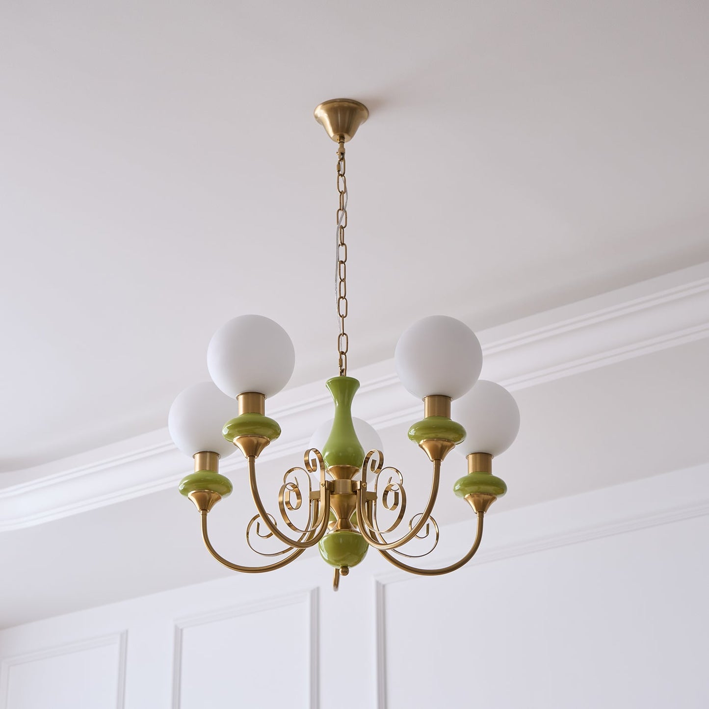 Kroonluchter met Groene Glazen Kappen en Gouden of Zwarte Afwerking – Luxe Hanglamp in 3, 5 of 8 Lichtpunten
