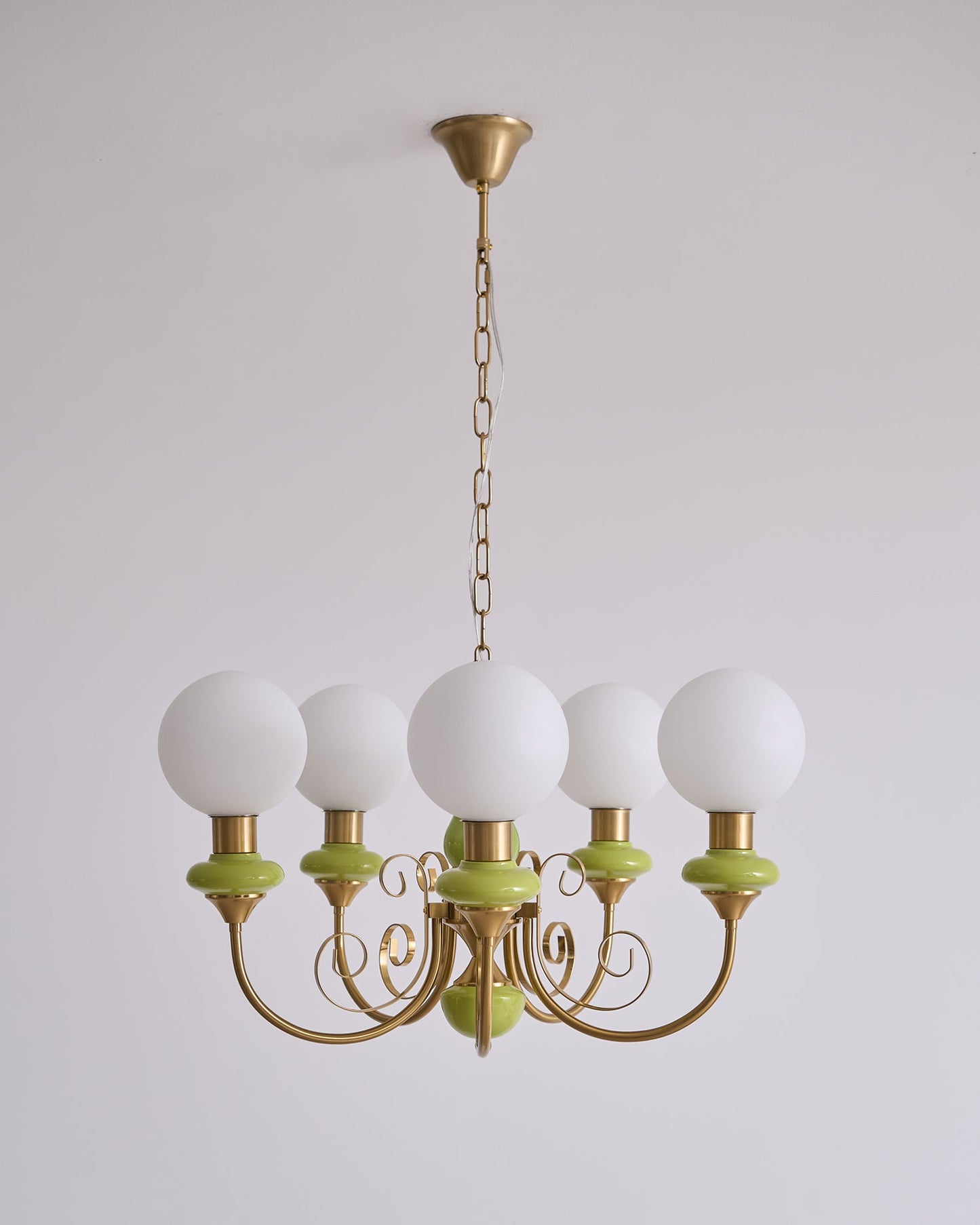 Kroonluchter met Groene Glazen Kappen en Gouden of Zwarte Afwerking – Luxe Hanglamp in 3, 5 of 8 Lichtpunten
